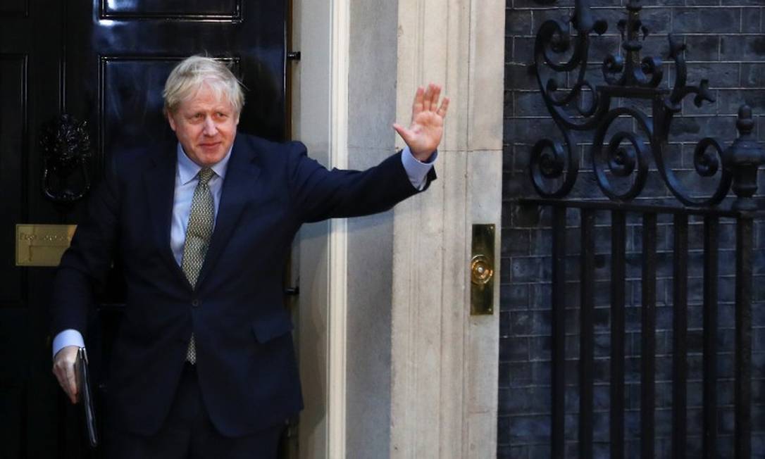 Boris Johnson acena após discurso na rua Downing, onde fica a sede do governo Foto: Hannah Mckay / REUTERS