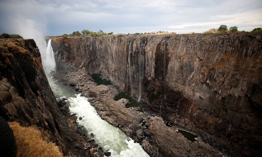 Alimentadas pelo rio Zambezi, as Victoria Falls (Cataratas de Vitória), na fronteira entre Zâmbia e Zimbábue, no Sul da África, enfrentaram, em 2019, a pior seca já registrada na região em um século. A paisagem, antes marcada pela queda d&#039;água de tirar o fôlego, se tranfromou num grande abismo seco Foto: STAFF / REUTERS