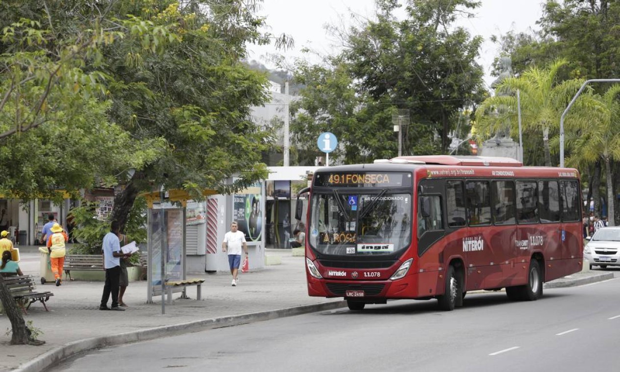 Como chegar até Clube Português em Niterói de Ônibus ou Barca?