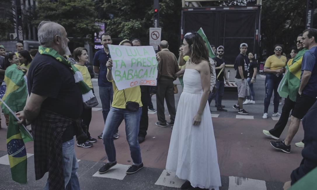 Maria Ribeiro vai a manifestação pro-Bolsonaro na Avenida Paulista vestida de noiva em cena de "Outubro" Foto: Divulgação