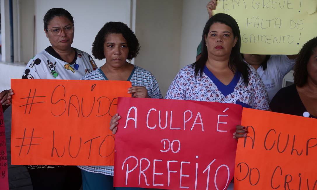 Funcionários do hospital Albert Schweitzer protestam contra falta de pagamento e más condições de trabalho Foto: FABIANO ROCHA / Agência O Globo