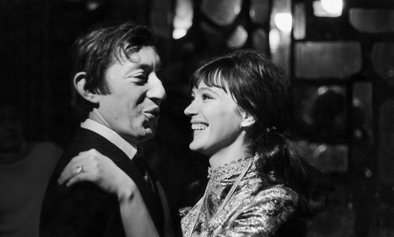 Anna Karina e o cantor Serge Gainsbourg cantam 'Sous Le Soleil Exactement' em Paris, 1966 Foto: Keystone-France/Gamma-Keystone