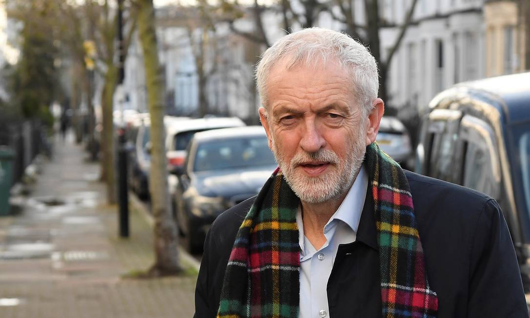 O líder do Partido Trabalhista do Reino Unido, Jeremy Corbyn, fotografado próximo à sua casa Foto: TOBY MELVILLE / REUTERS
