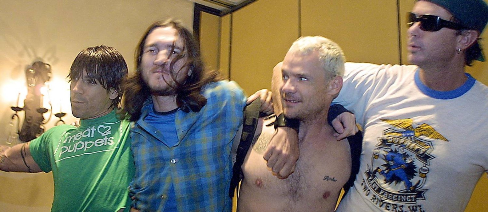 Os Red Hot Chili Peppers em 2002, com John Frusciante (de camisa azul) Foto: Teresita Chavarria / AFP