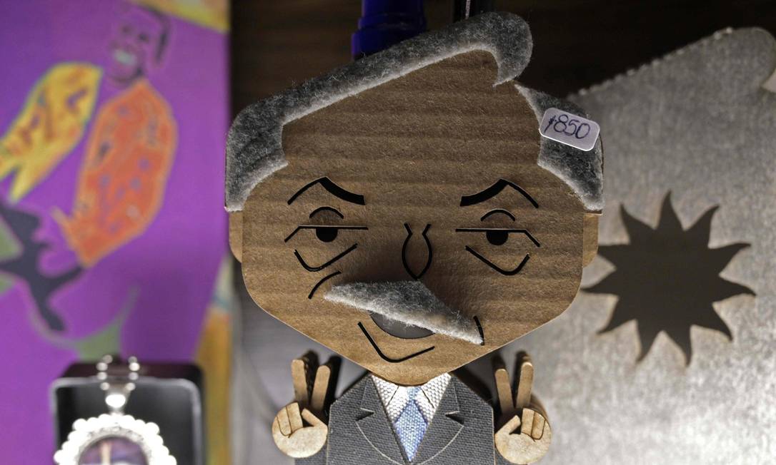 Boneco do presidente Alberto Fernández, que tomou posse na semana passada, é vendido em lojas na Argentina Foto: Juan Mabromata / AFP