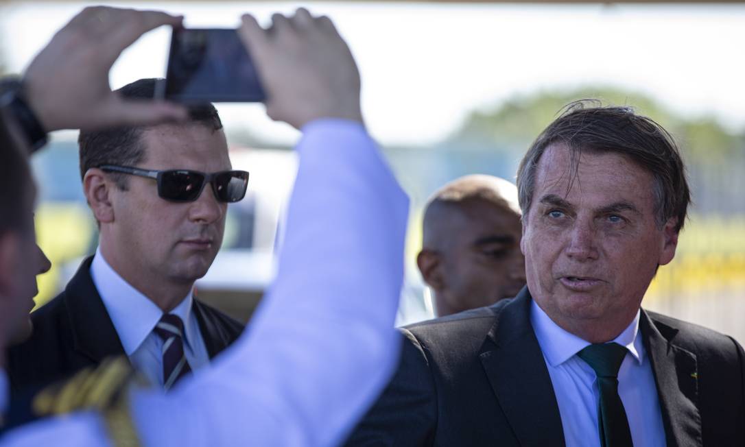 O presidente Jair Bolsonaro fala com simpatizantes na saída do Palácio da Alvorada Foto: Daniel Marenco / Agência O Globo