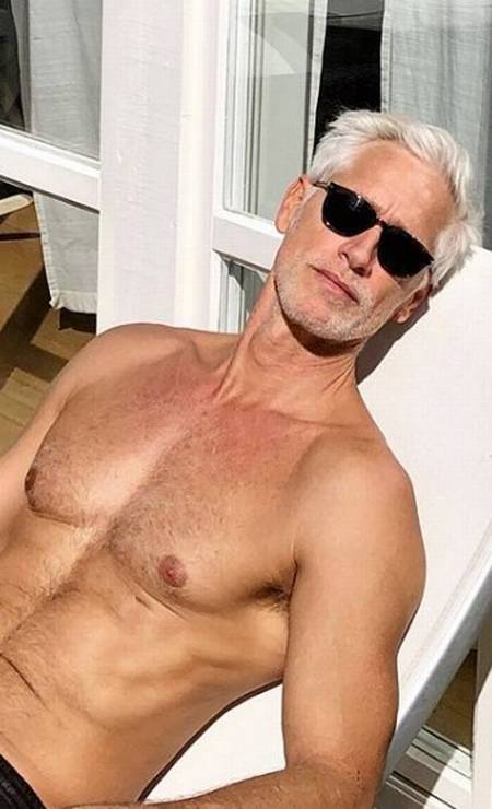 Dois mil e dezenove foi dos modelos acima dos 50 anos. Aos 54, o catarinense Jorge Gelati segue em alta na Europa, estrelando campanhas e desfiles nas semanas de moda, faz sucesso no Instagram e ainda ganha elogios de Cauã Reymond Foto: Reprodução/ Instagram