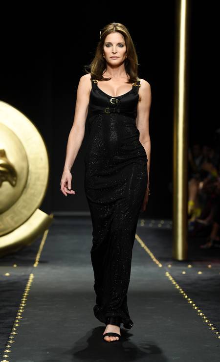 Aos 51 anos, Stephanie Seymour brilha na passarela da Versace... Foto: Daniele Venturelli / Daniele Venturelli/Getty Images