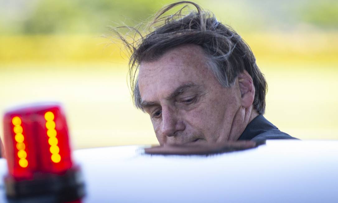 O presidente Jair Bolsonaro ao deixar o Palácio da Alvorada Foto: Daniel Marenco / Agência O Globo