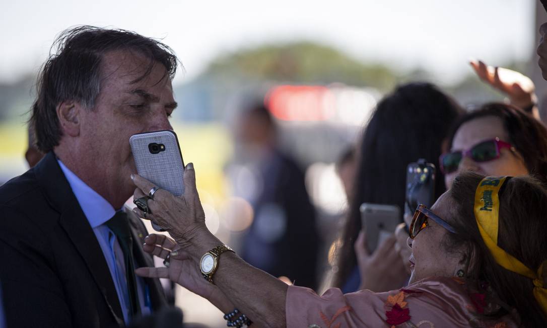 O presidente Jair Bolsonaro conversa com simpatizantes na saía do Palacio da Alvorada Foto: Daniel Marenco / Agência O Globo