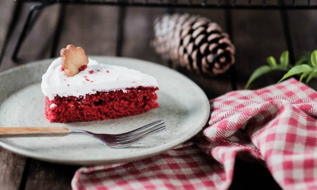 Bolo com flores de chantilly e cogumelos - Entrega Grátis em 24h