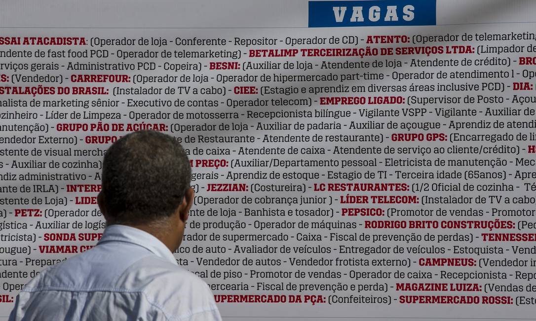Desemprego: homem observa lista de vagas oferecidas por empresas Foto: Edilson Dantas / Agência O Globo