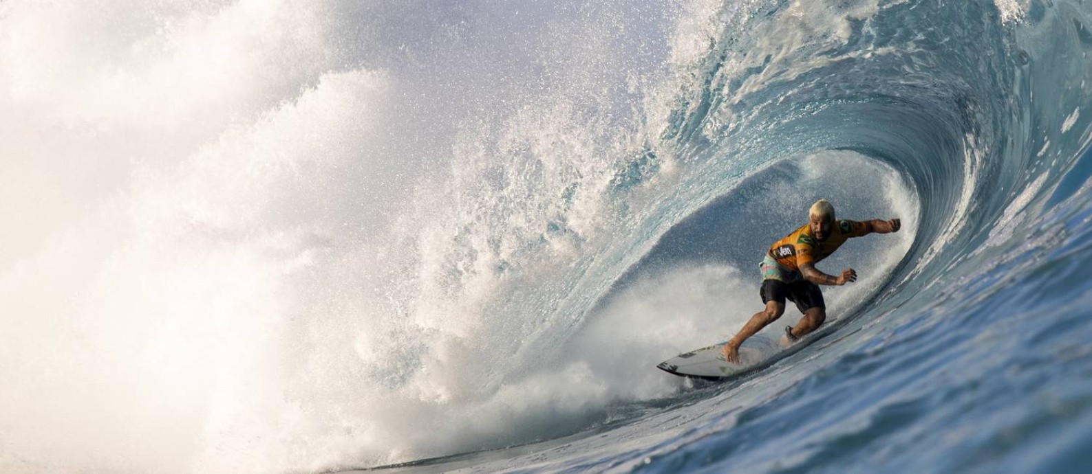 Italo Ferreira entubando em Pipeline Foto: Tony Heff / WSL via Getty Images