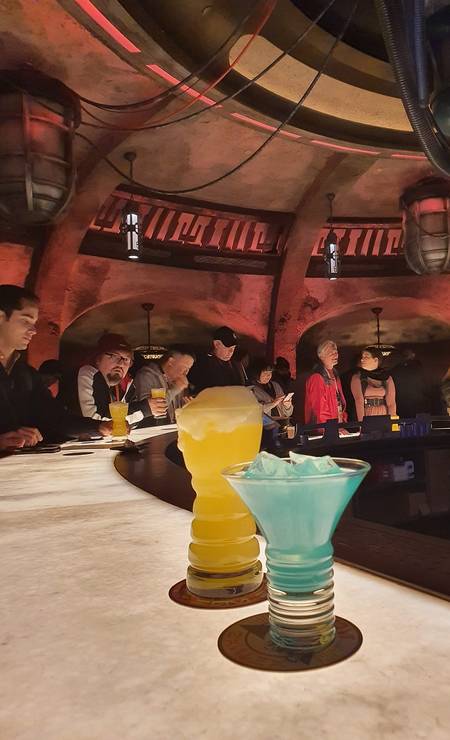 Drinques servidos no bar da Oga's Cantina, um dos restaurantes temáticos de Star Wars: Galaxy's Edge Foto: Marcelo Balbio / O Globo