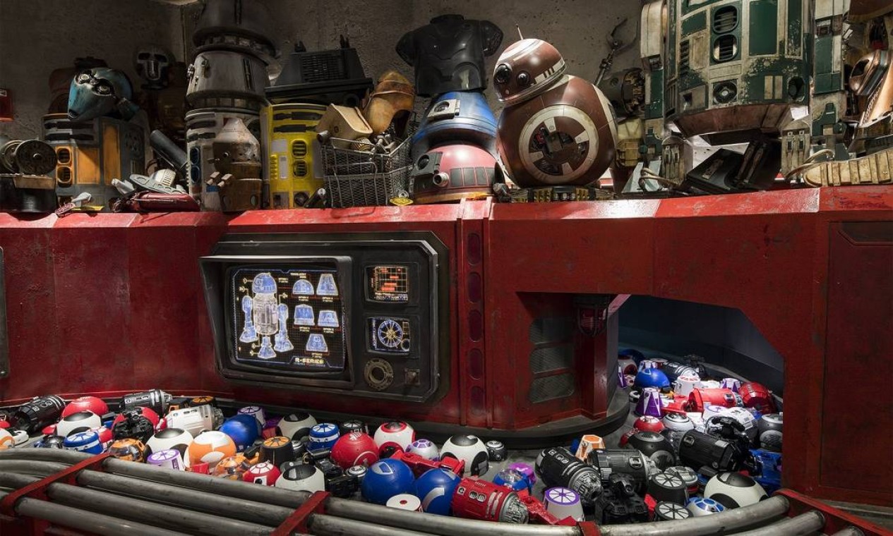 Na Droid Depot, outra loja-experiência do Star Wars: Galaxy's Edge, o visitante monta seu próprio robô, com as peças que passam nessa esteira Foto: David Roark / Disney Parks / Divulgação