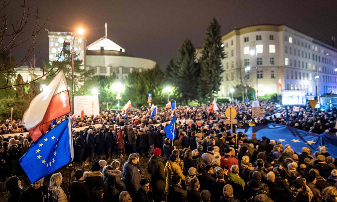 Manifestação em frente o Parlamento da Polônia, em Varsóvia Foto: WOJTEK RADWANSKI / AFP