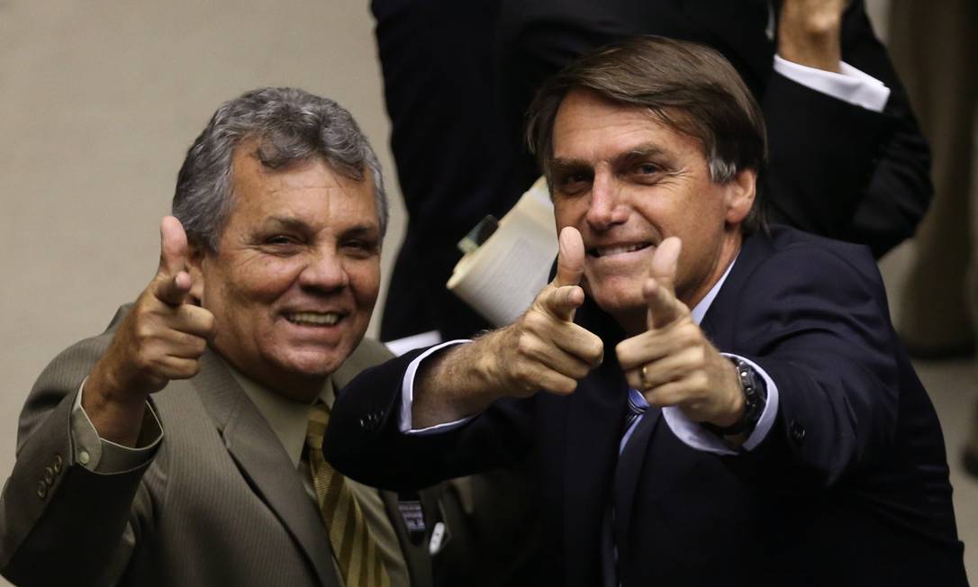 O ex-deputado Alberto Fraga e o presidente Jair Bolsonaro, no plenário da Câmara 19-08-2015 Foto: Aílton de Freitas/Agência O Globo/19-08-2015