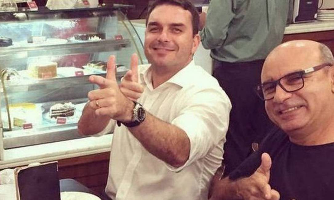 Queiroz (à dir.) é ex-motorista e ex-segurança do hoje senador Flávio Bolsonaro, filho do presidente Foto: Reprodução