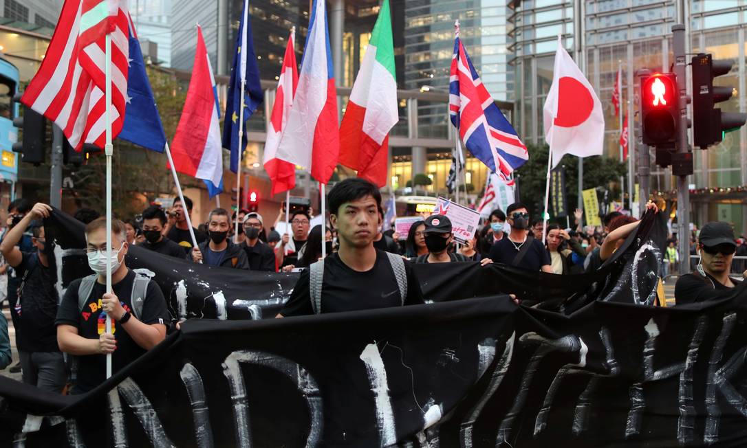Manifestantes caminham em direção a missões diplomáticas em Hong Kong Foto: Lucy Nicholson / REUTERS