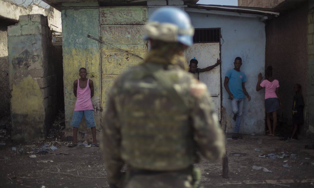 Capacete azul da ONU visto durante patrulha na favela de Cité Soleil, Haiti Foto: Daniel Marenco / Agência O Globo/30-08-2017