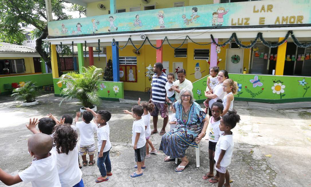 Lar Luz e Amor, em Higienópolis, fundado por Vó Nescy (sentada), atende 20 crianças Foto: Guilherme Pinto / Agência O Globo