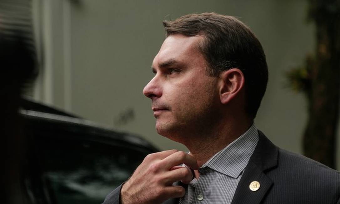 MP apura pagamento de R$ 30 mil em dinheiro vivo por Fl&aacute;vio Bolsonaro