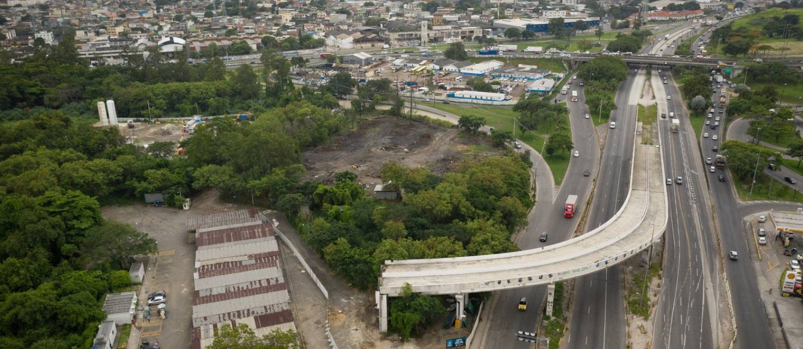 Pela metade: o viaduto que seria o acesso ao terminal Margaridas do BRT TransBrasil Foto: Pablo Jacob / Agência O Globo