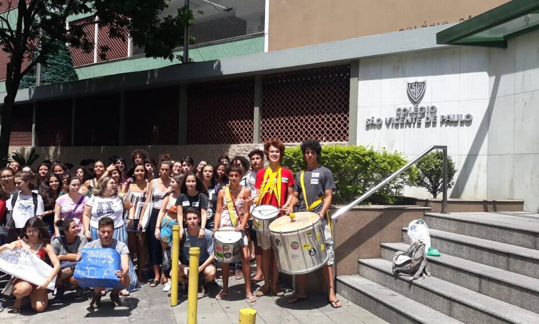 Grupo de alunos durante protesto na porta do colégio, no Cosme Velho Foto: Célia Costa