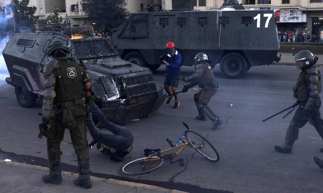 Confronto entre forças da segurança e manifestantes durante protesto em Santiago Foto: RICARDO MORAES / REUTERS/20-12-2019