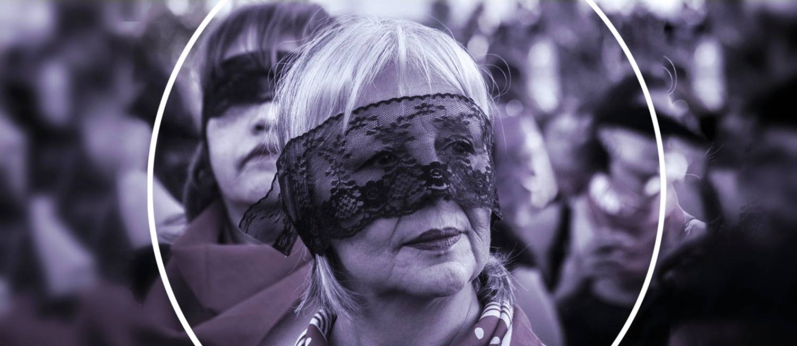 Manifestante na performance de "O violador em seu caminho", no Chile: mulheres adultas e avós são as principais participantes do protesto contra o patriarcado Foto: Foto de Gabriela García com arte de Ana Luiza Costa