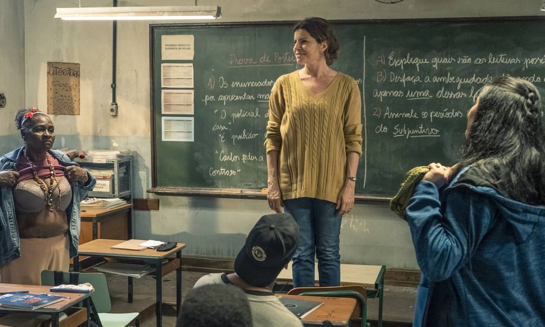 Débora Bloch como a professora Lúcia na série da Globo 'Segunda chamada' Foto: Mauricio Fidalgo / TV Globo