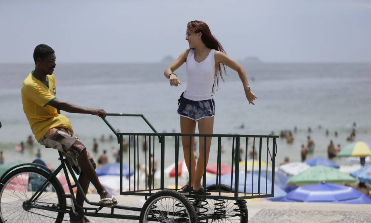 Depois de viralizar com vídeo em Madureira, Samanta Alves comemora chegada  do verão na Zona Sul - Jornal O Globo