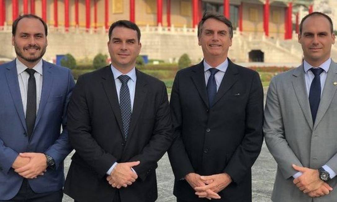 Carlos, Flávio, Jair e Eduardo Bolsonaro durante viagem a Taiwan, em 2018 Foto: Reprodução