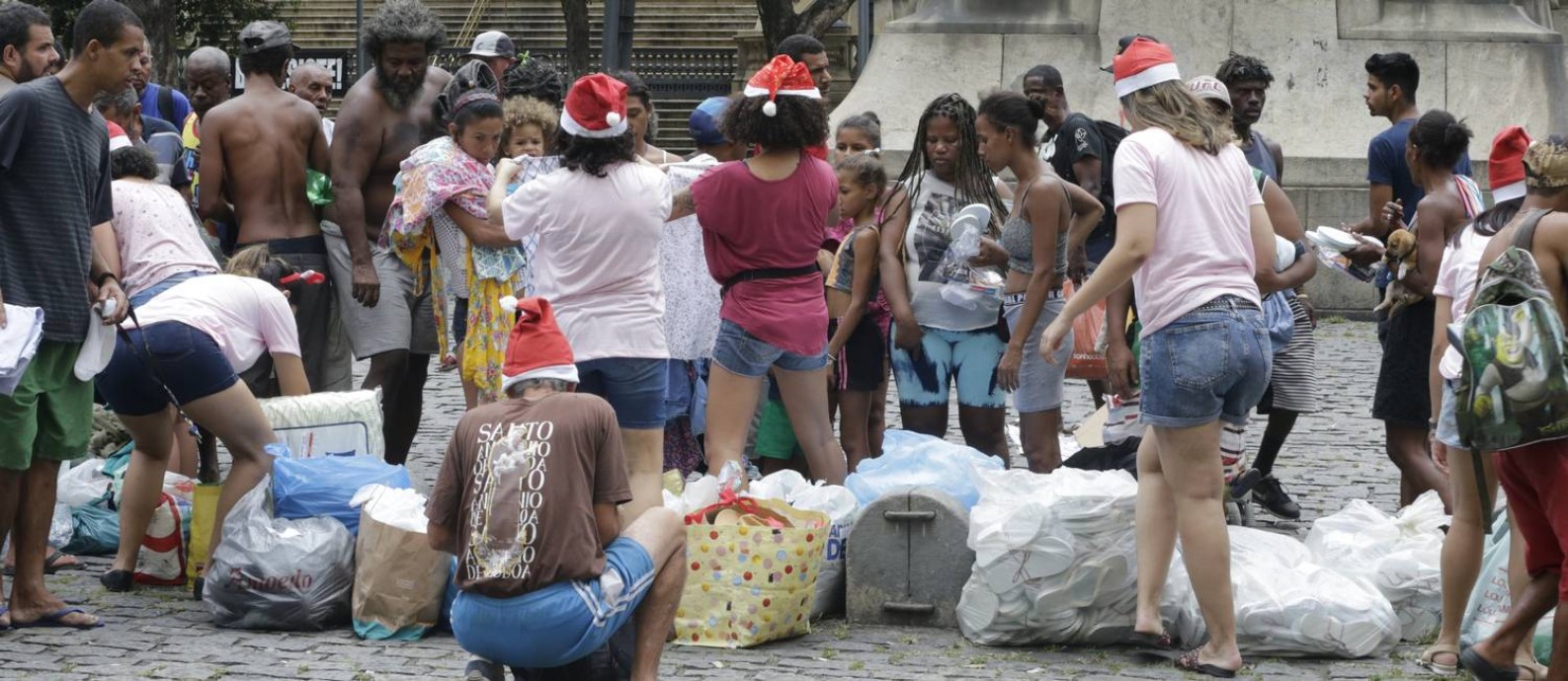 Distribuição de roupas e material de higiene na Cinelândia atrai dezenas de moradores de rua Foto: Domingos Peixoto / Agência O Globo