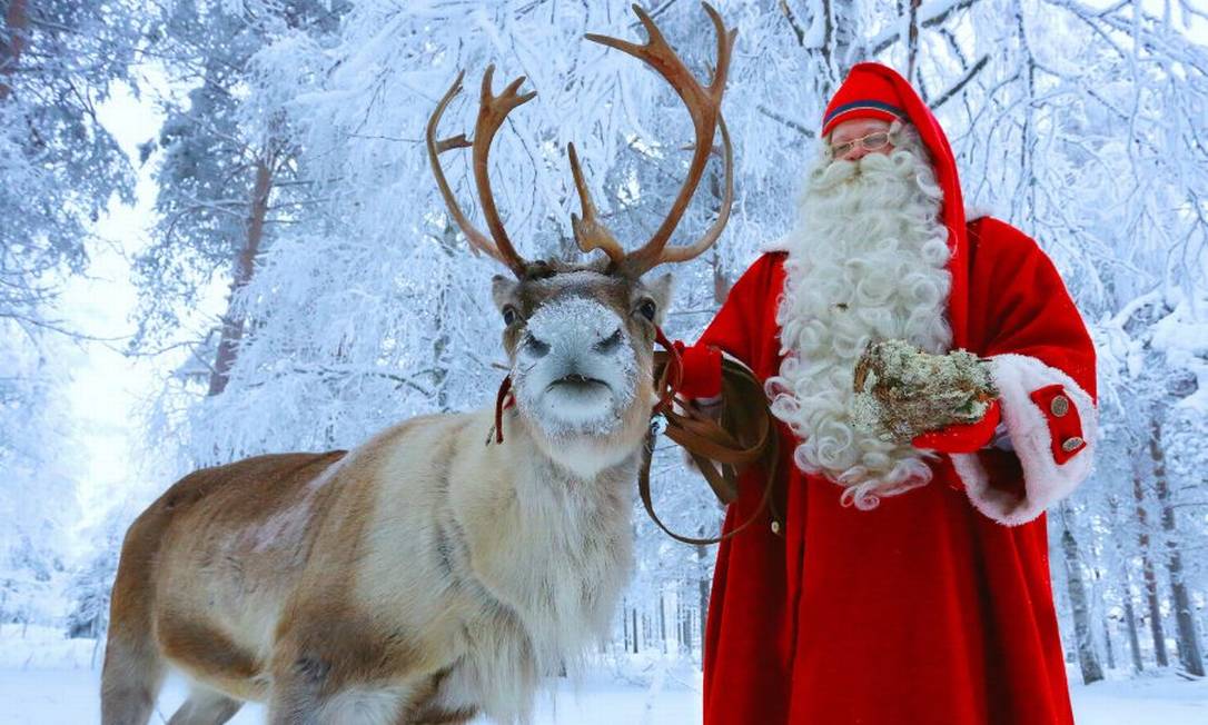 Papai Noel e uma rena nos arredores da Vila do Papai Noel, ou Santa Claus Village, perto de Rovaniemi, a capital da Lapônia, na Finlândia Foto: Santa Claus Village / Reprodução