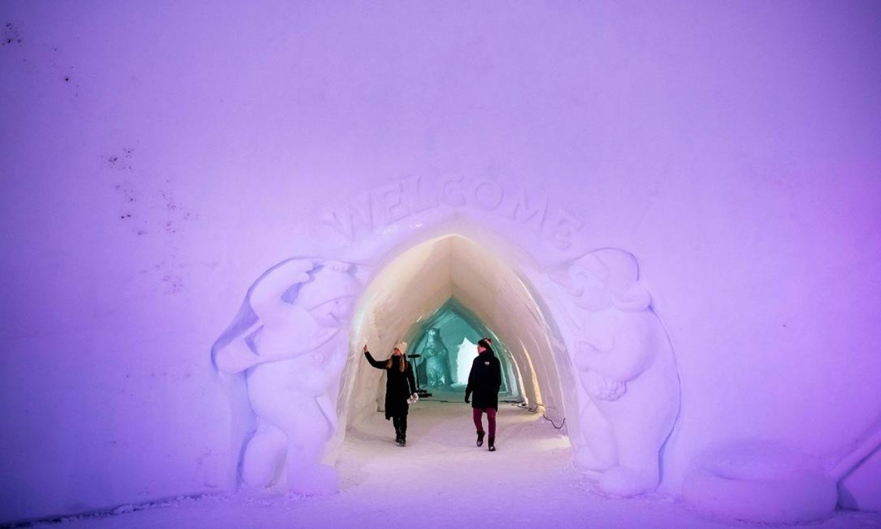 Turistas visitam a área de esculturas de gelo na Vila do Papai Noel Foto: Jonathan Nackstrand / AFP
