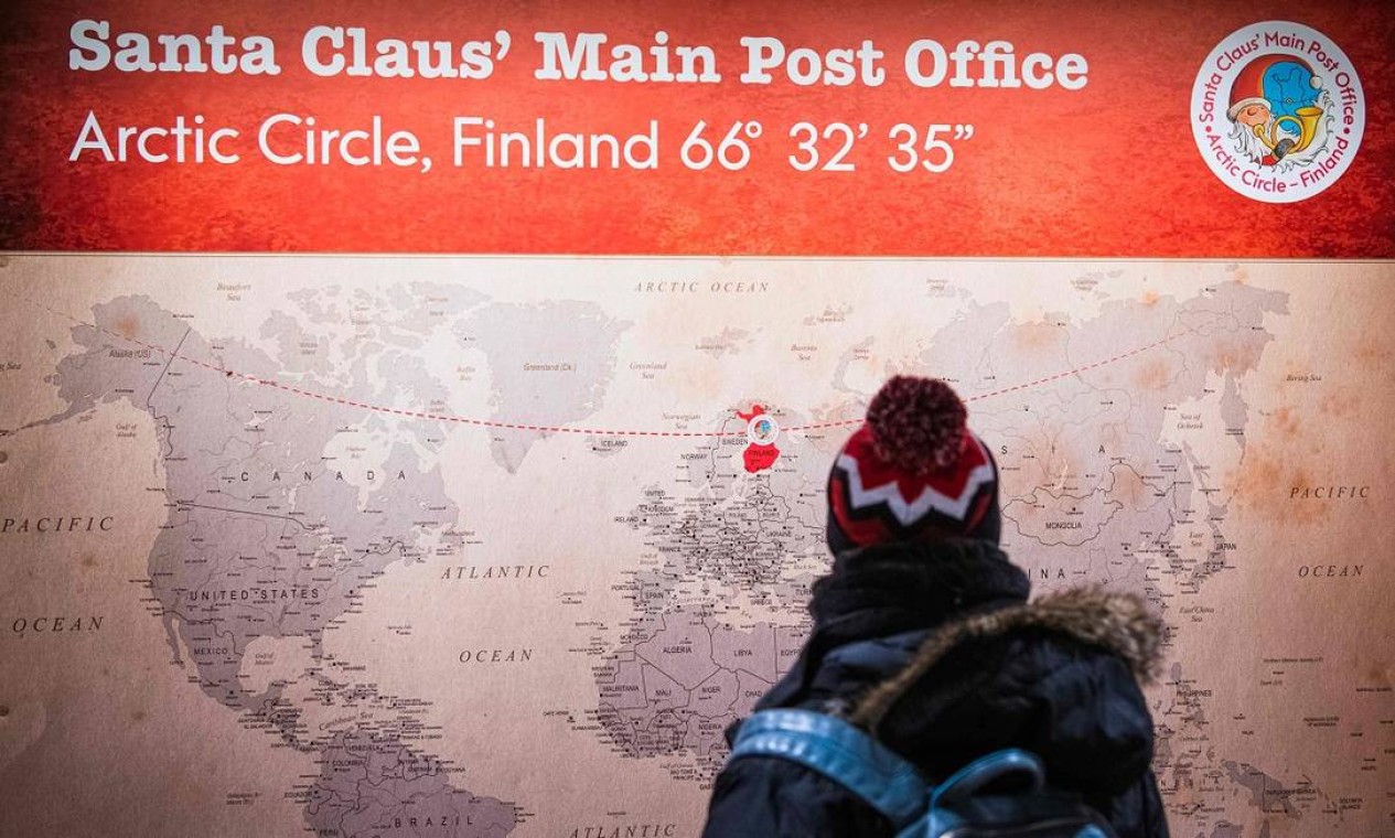 Visitante observa o mapa no posto de correios Foto: Jonathan Nackstrand / AFP