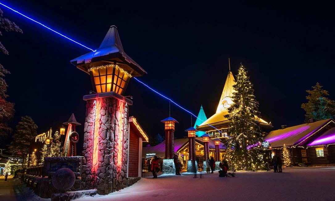 Foto de Pessoas Vila Do Papai Noel Na Lapónia Escandinávia Ao Pôr