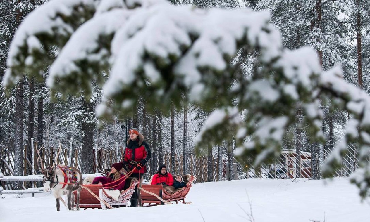O passeio de trenó puxado por renas é um dos mais procurados por quem visita a Santa Claus Village, a Vila do Papai Noel, perto de Rovaniemi Foto: Jonathan Nackstrand / AFP