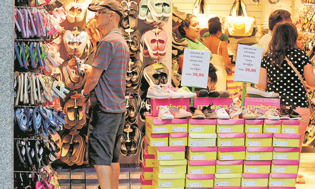 Consumidores observam produtos em sapataria de Copacabana: para a troca de presentes vale a política de trocas apresentada a quem comprou o produto Foto: Domingos Peixoto / Agência O Globo
