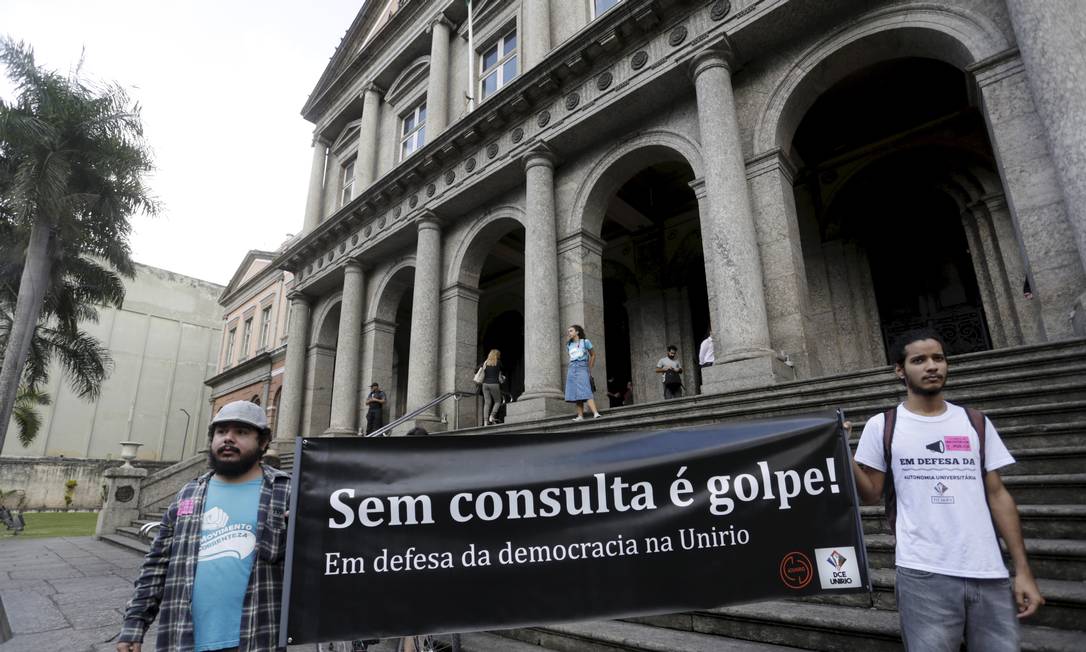 Em julho, posse do reitor da UNIRIO Ricardo Silva Cardoso teve protesto na entrada Foto: Gabriel de Paiva / Agência O Globo