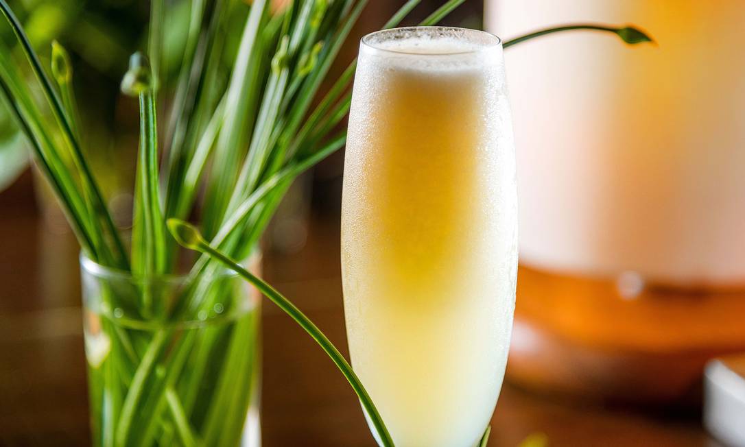 Cocktail De álcool Mimosa Com Sumo De Laranja E Champanhe Seco Frio Ou  Vinho Espumante Em óculos, Fundo De Balcão De Barras Cinza Imagem de Stock  - Imagem de grupo, cocktails: 160879515