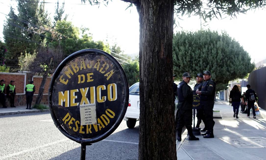 Policiais bolivianos nos arredores da embaixada do México na Bolívia Foto: DAVID MERCADO / REUTERS