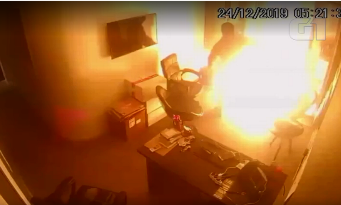 Vigilante é surpreendido pelo fogo em ataque à produtora Porta dos Fundos Foto: Reprodução