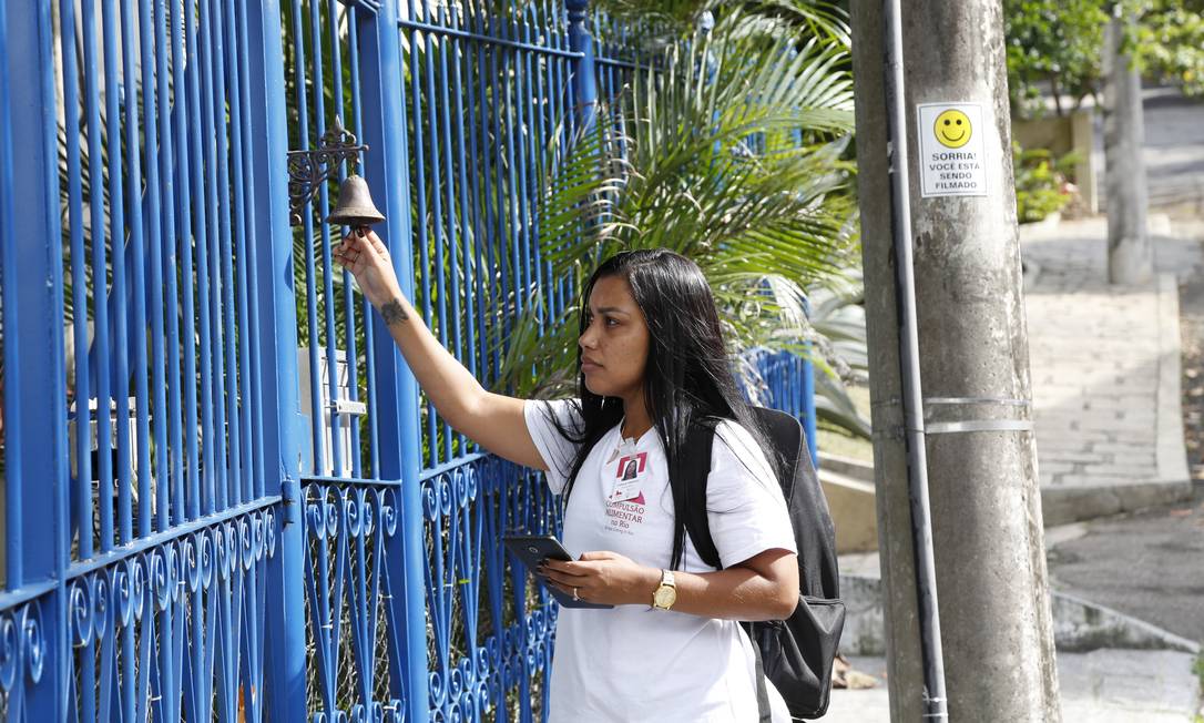 Entrevistadores do projeto estão visitando residências dos 33 bairros da cidade. Eles chegam com uniforme e crachá Foto: Agência O Globo