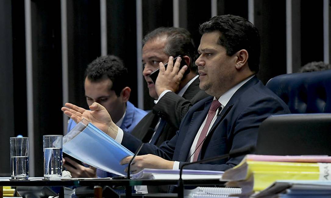 À direita, Davi Alcolumbre, presidente do Senado, e Eduardo Gomes, líder do governo na Casa Foto: Marcos Oliveira/Agência Senado