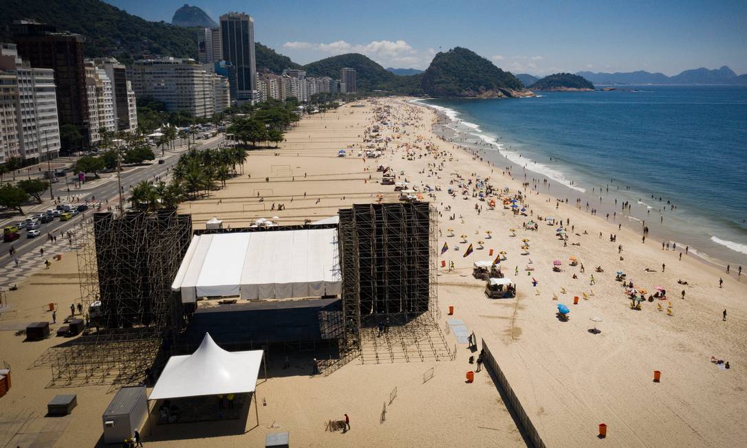  Montagem do palco para a festa de Réveillon na Praia de Copacabana Foto: Pablo Jacob / Agência O Globo