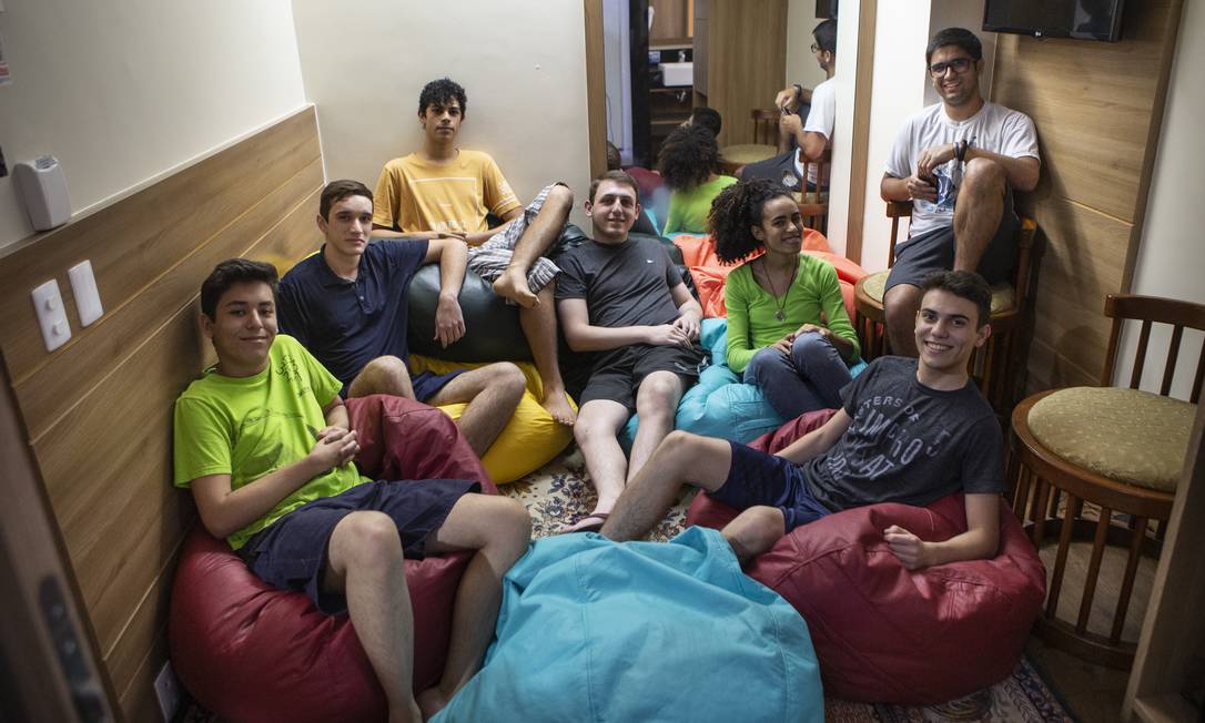 Cerca de 50 jovens de todo o Brasil convivem em hotel no Catete que foi transformado em alojamento para estudantes da FGV. Foto: Alexandre Cassiano / Agência O Globo