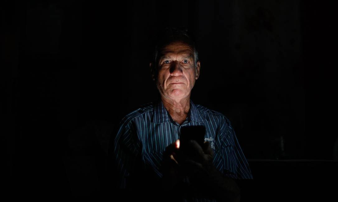 O aposentado Paulo Cesar Rodrigues, de 70 anos, não atende mais o telefone, pois não aguenta mais as chamadas indesejadas dos bancos. Foto: Agência O Globo