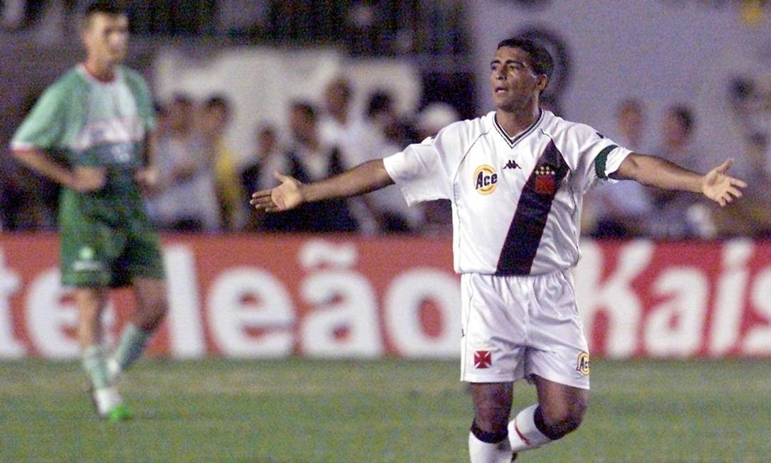 Romário fez a festa na Mercosul: em 2000, marcou na final com o Palmeiras Foto: Vanderlei Almeida / AFP